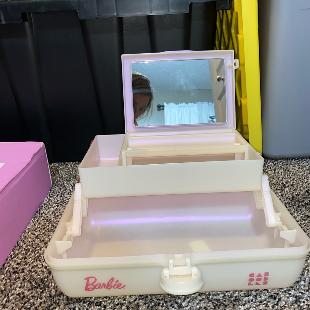 BRAND NEW BARBIE makeup case!! - Picture 3 of 5